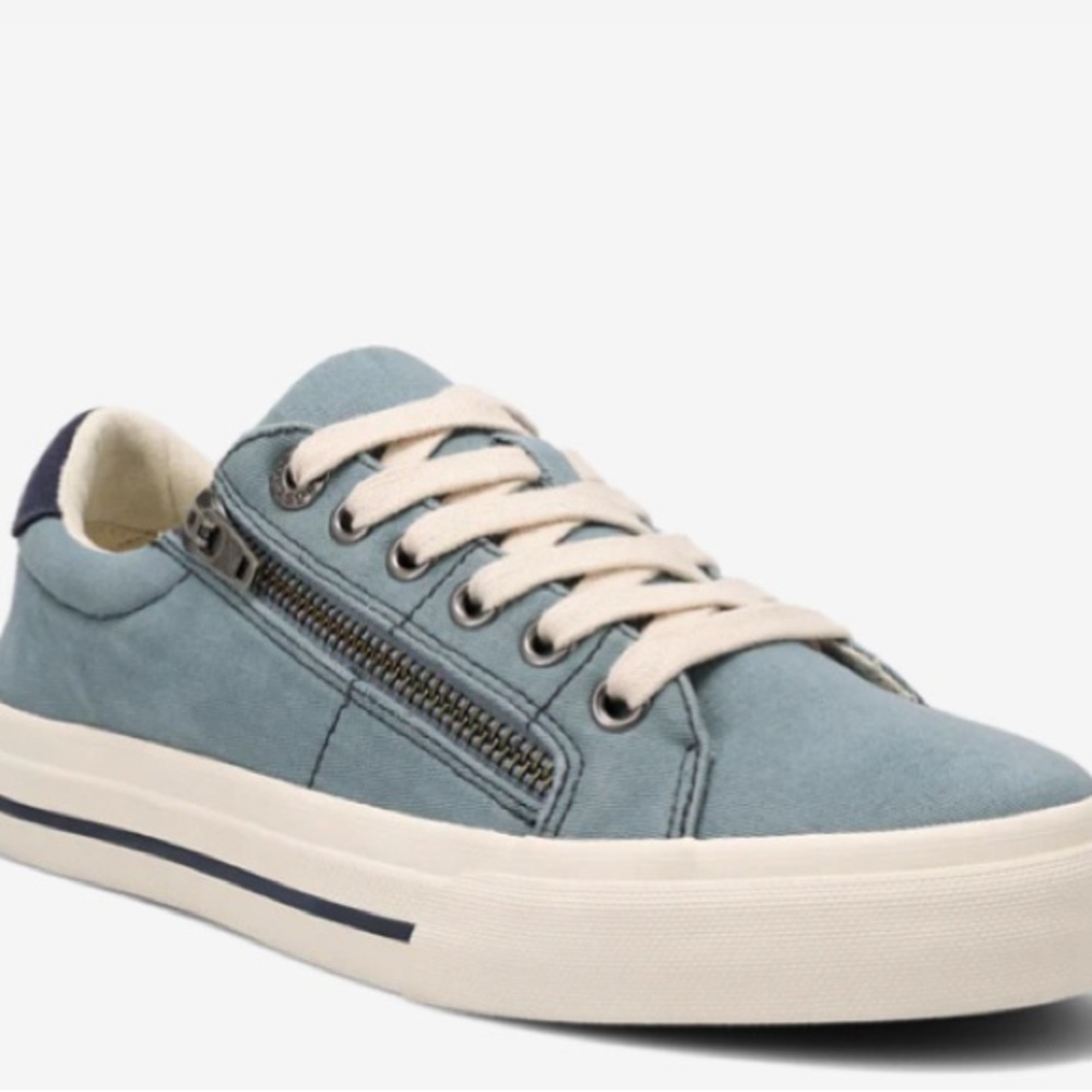 Täōs Z Soul canvas Sneaker in Lake Blue/Navy distressed. Like new condition sz 7